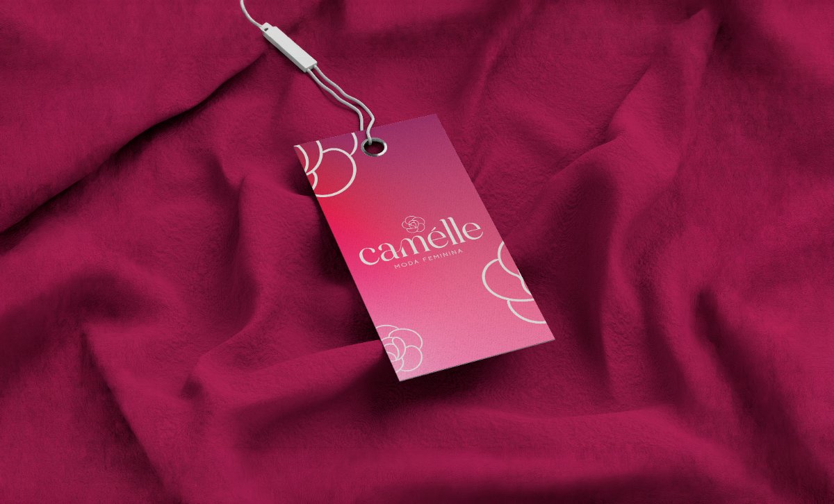 Camélle — Tag em tecido rosa